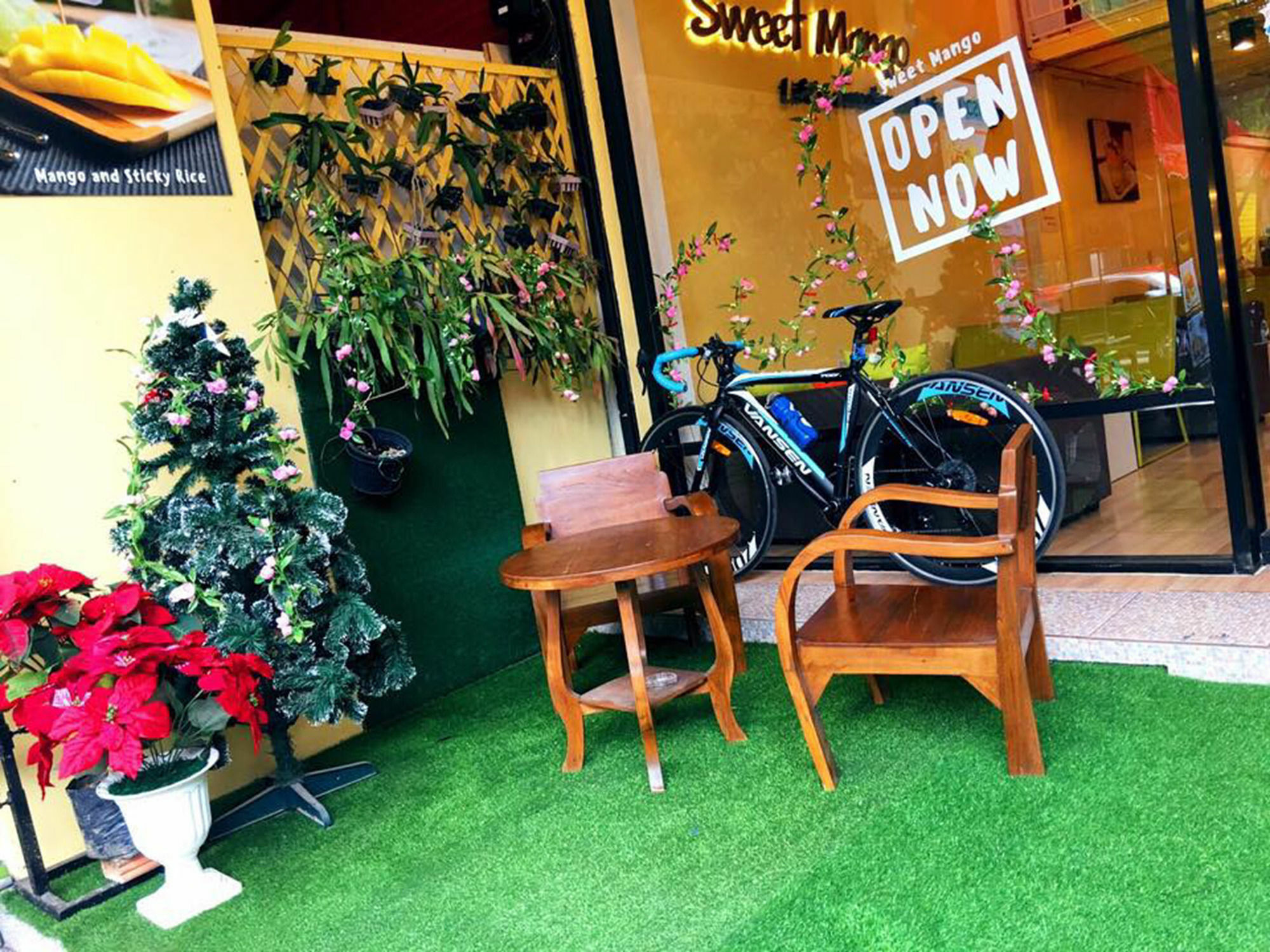 Oyo 743 Sweet Mango Cafe And Hostel Chiang Mai Exterior photo